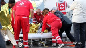 Un'altra nave carica di migranti, 724, è arrivata questa mattina al porto di Palermo. Uomini e donne...