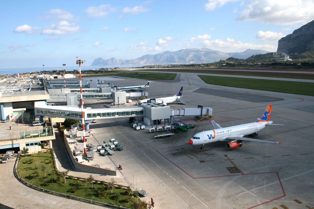 Caro-voli, pubblicato sul portale della Regione l’avviso alle compagnia aeree per sconti ai residenti in Sicilia