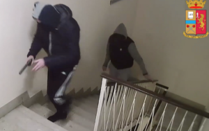 Rapina con pistola ad un'agenzia assicurativa di Palermo, la polizia arresta due giovani. Questa...