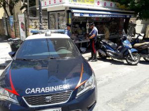 Tenta di forzare la saracinesca di un'edicola nel centro di Palermo, i carabinieri lo arrestano. Di...