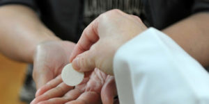 Una decisione rivoluzionaria per la Chiesa. I vescovi siciliani aprono alla comunione per i...