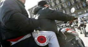 Due rapinatori sono finiti in manette per avere aggredito un'anziana a Palermo.  Sono due volti noti...