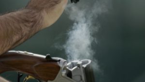 Spara due colpi di fucile per la lite su un parcheggio in via Casili e scattano le manette della...