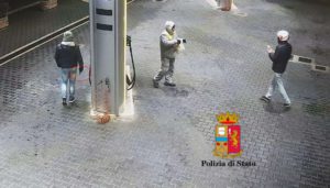 Rapine ai distributori di benzina, a Palermo la polizia ha tratto in arresto due giovani. Si tratta...