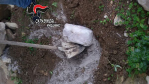 Armi  nascoste nel giardino di casa, a Ventimiglia un cinquantenne finisce in manette. I...