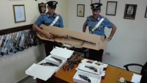 Armi e droga a Cruillas, i carabinieri arrestano due persone.  Sono Vincenzo Lionetti, 45 anni, nato...