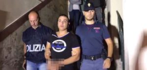 La polizia ha arrestato, in flagranza, Vincenzo Rubino, 28 anni del quartiere Villaggio Santa...