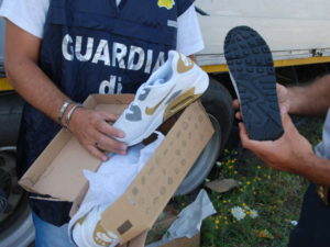 Mille scarpe taroccate e 500 Cd falsi, maxi sequestro a Mussomeli. I Finanzieri del Nucleo Mobile...