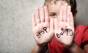 Ragazzino prova a darsi fuoco