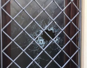 Spari a Pietraperzia contro un centro migranti. Alcuni colpi di arma da fuoco sono stati sparati contro i locali della casa canonica di via San Giuseppe a Pietraperzia, a Enna. Il centro, gestito dall'associazione