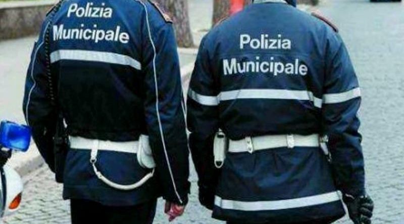 Aggredisce due vigili in via Maqueda dopo essere stato fermato con il monopattino