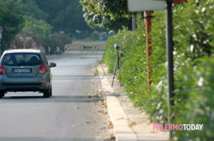 Beccato dall'autovelox investe commissario