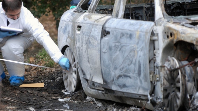 Non si presenta alle sue nozze, auto dello sposo carbonizzata: è giallo