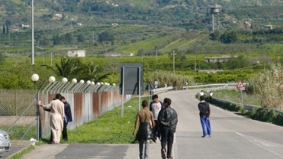 Cara di Mineo, i primi trasferimenti: struttura svuotata entro l’anno