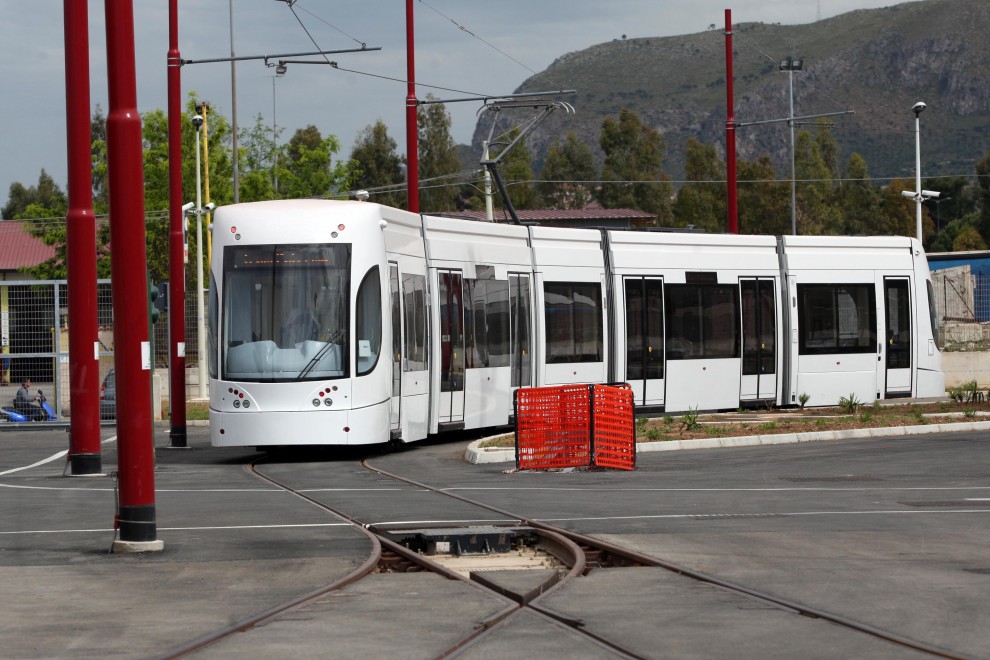 Atto vandalico contro tram a Palermo: le telecamere riprendono tutto