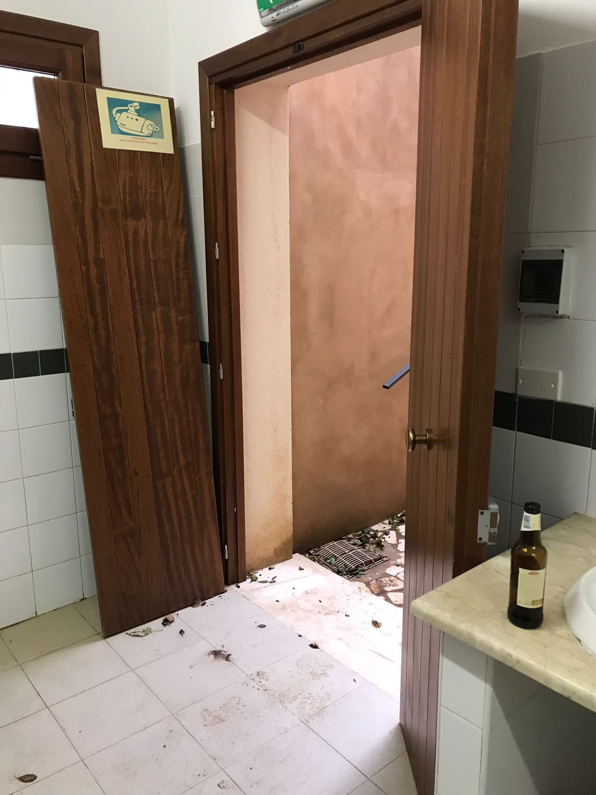 Villa comunale danneggiata a Castellammare del Golfo: opera di vandali