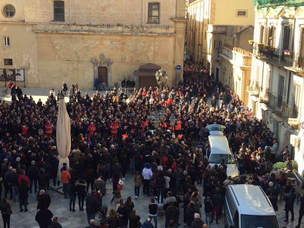 Funerali di Nicoletta a Marsala, piazza gremita: rabbia e commozione