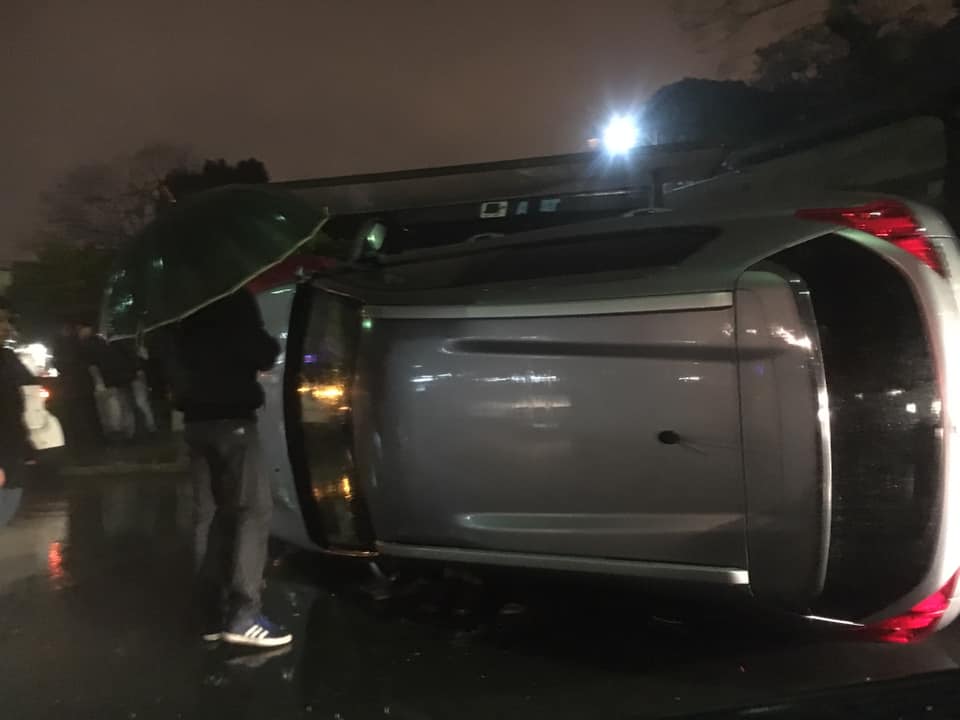 Incidente a Piazza Indipendenza a Palermo, auto si ribalta: un ferito