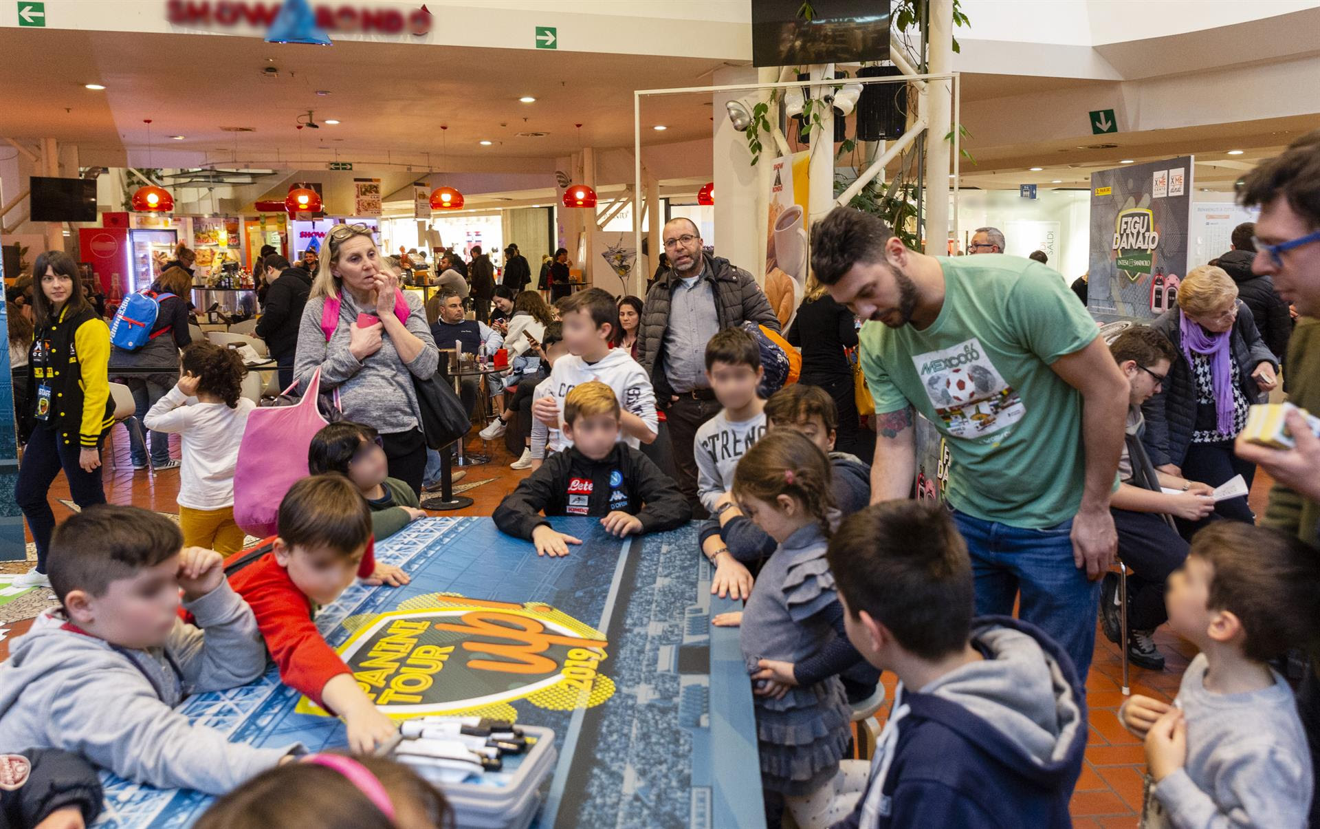 Invasione figurine Panini a Catania al Centro Commerciale Katanè