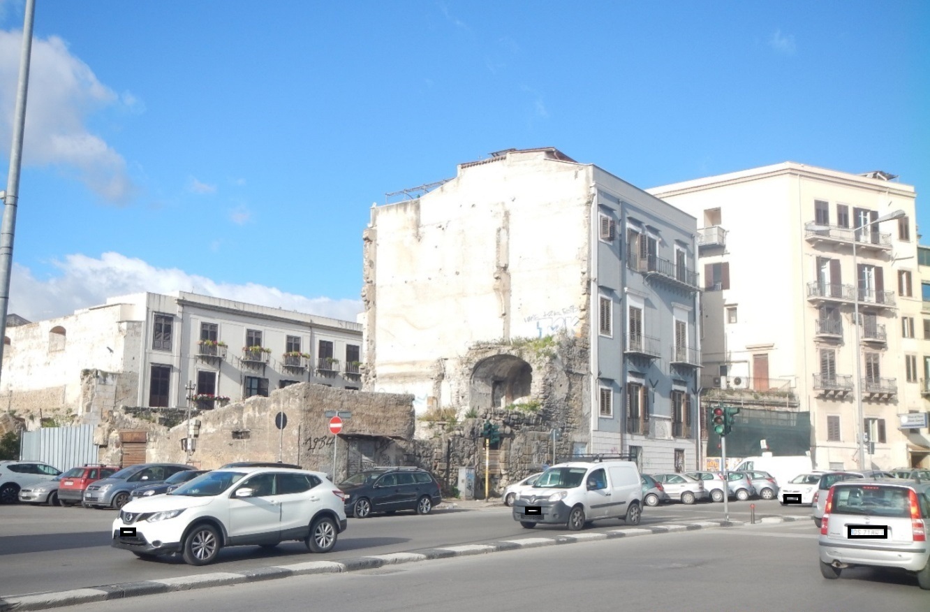 Abusivismo pubblicitario, ripulita la Cala di Palermo dalla Municipale