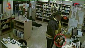 Rapinavano farmacie armati di ascia