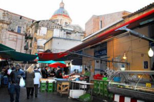 Pugni e sprangate a Ballarò