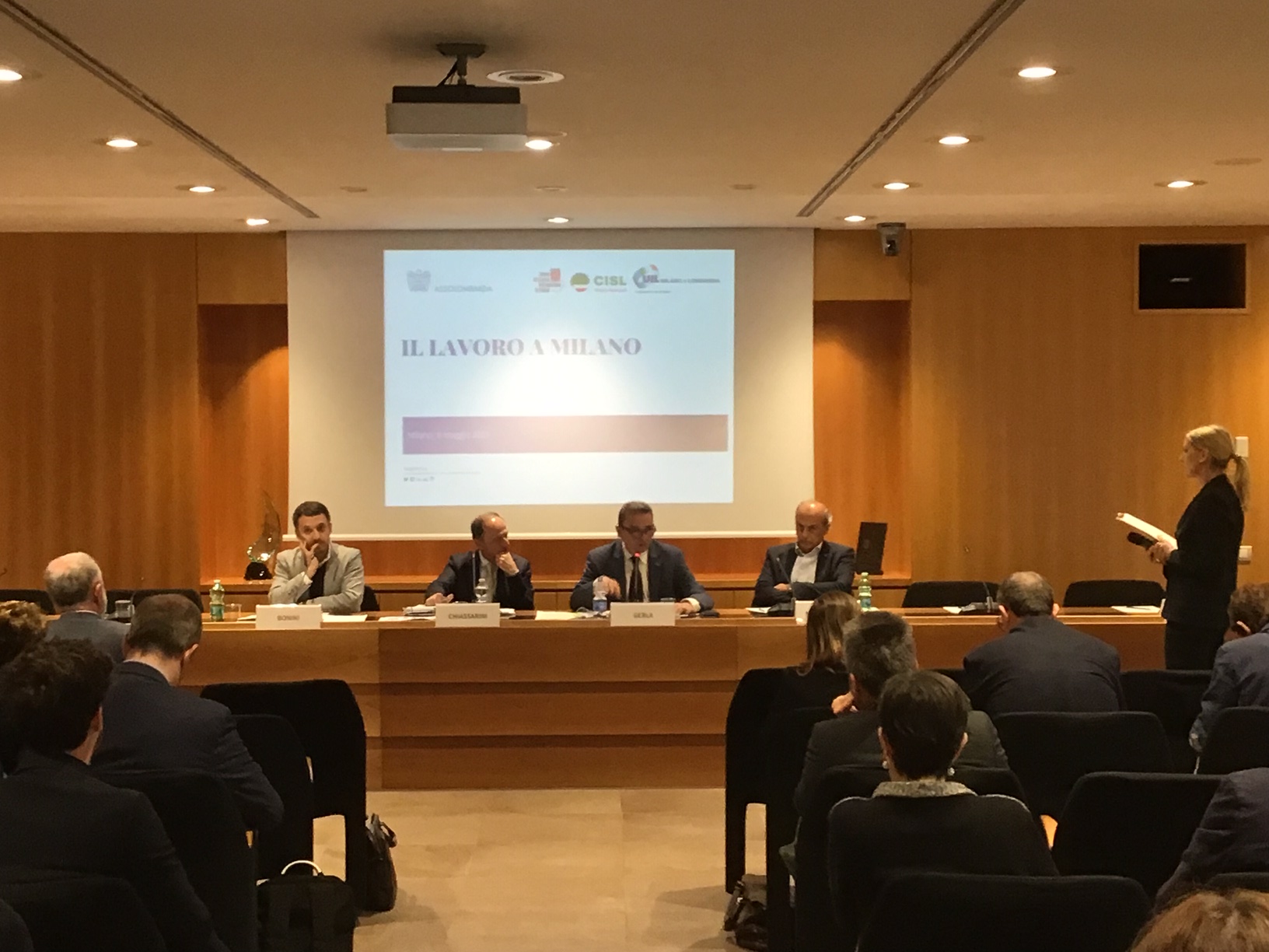 Occupazione in Lombardia, cresce quella femminile, cala l’under 45