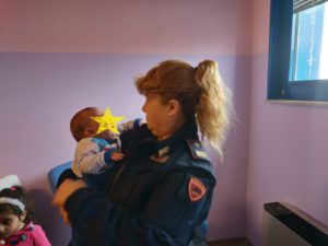 Bimbo salvato dall'intervento della Polizia