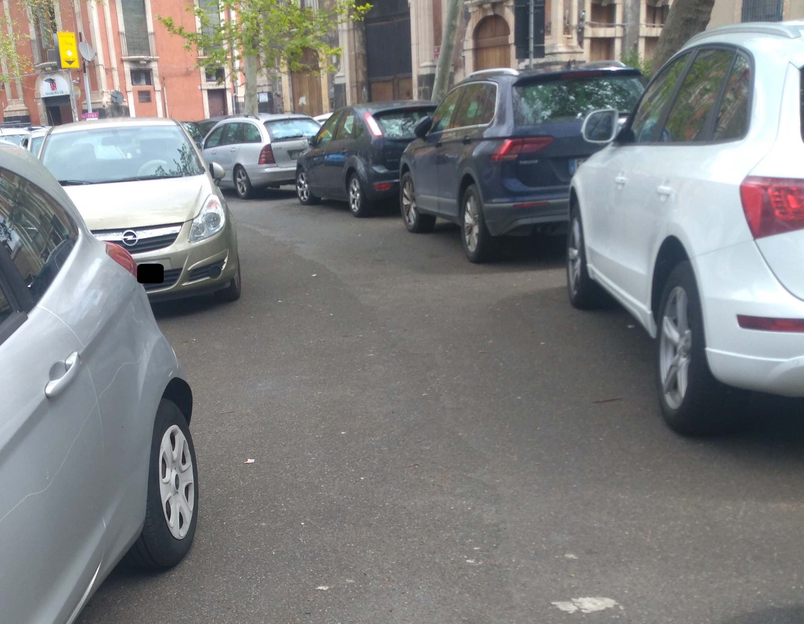 Parcheggio selvaggio e posteggiatori abusivi in piazza Dante a Catania