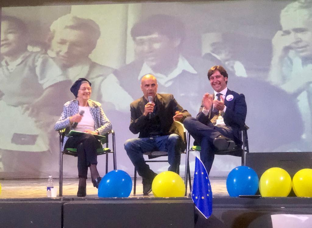 Emma Bonino e il capolista di + Europa in flash mob con bandiera UE