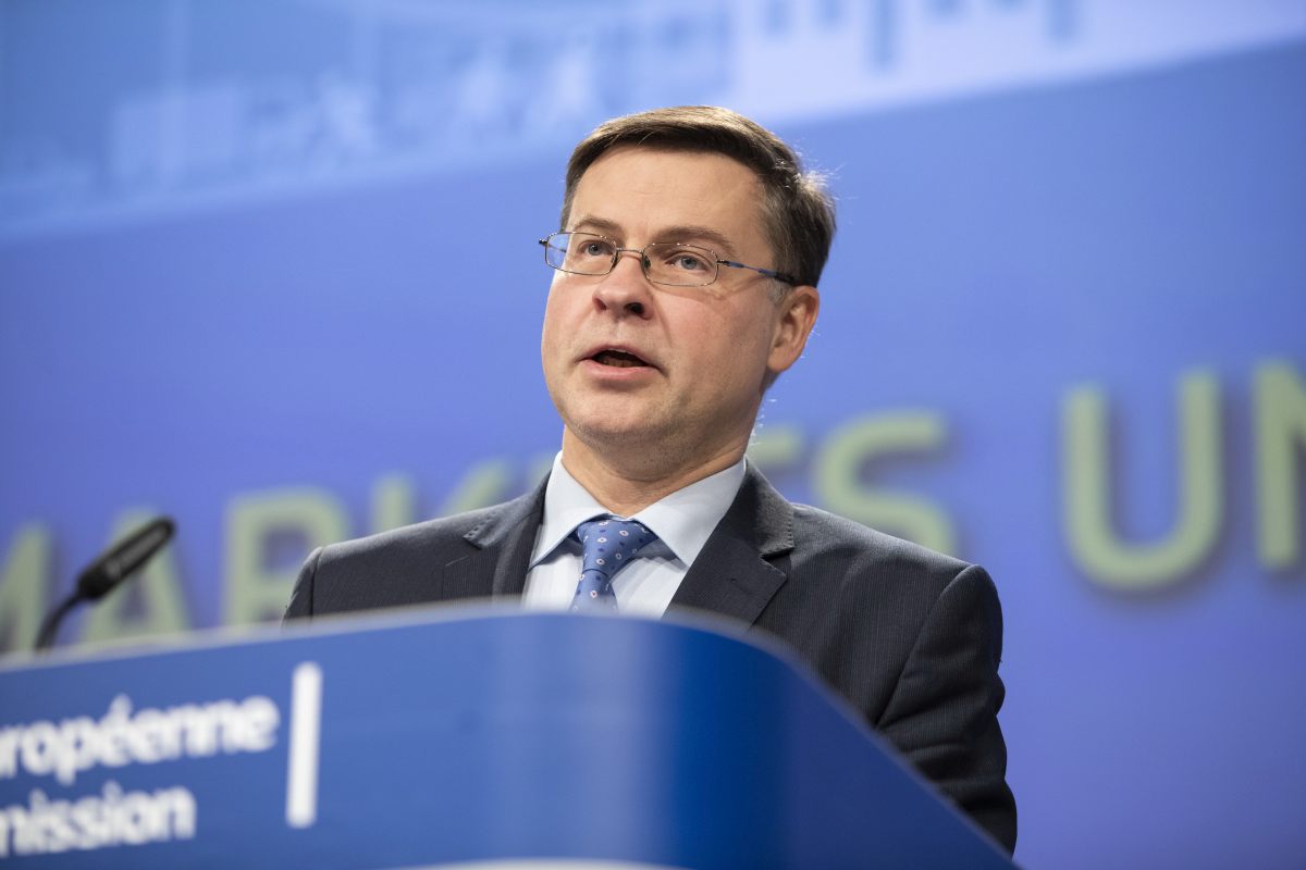 UE, Dombrovskis “Italia ha violato parametri di debito”