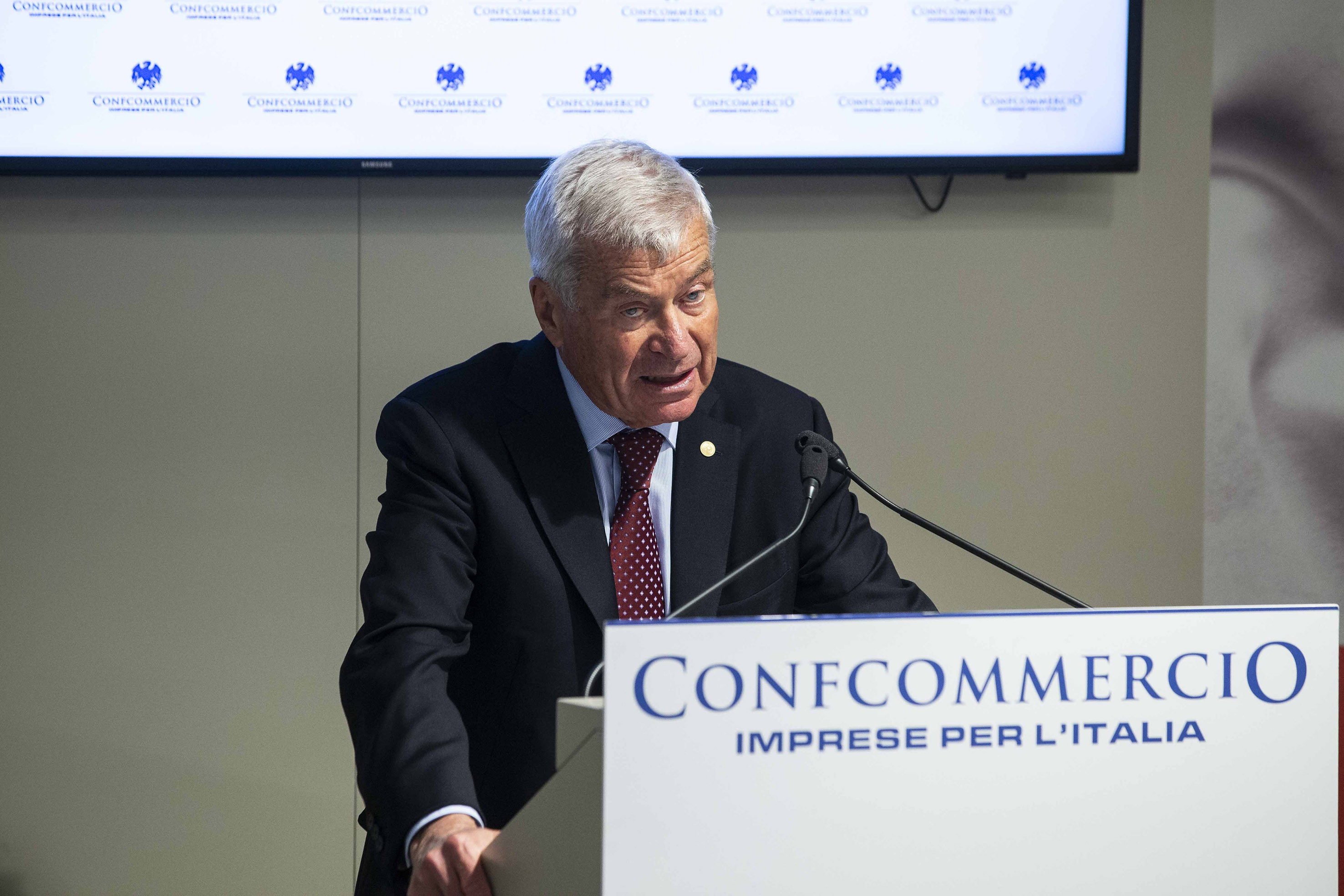 Confcommercio avverte: “No aumento IVA o rischio crescita zero”