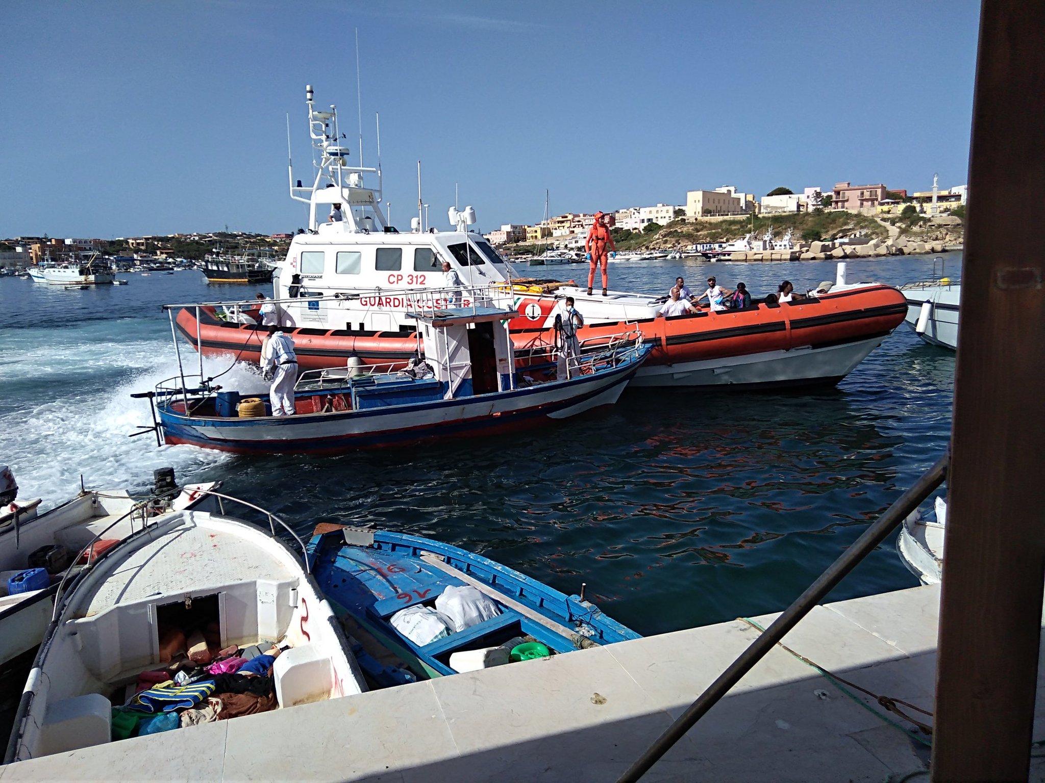 A Lampedusa sbarcano 38 migranti, c’è pure una bambina