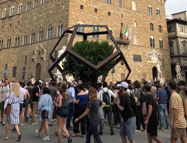 Il dodecaedro di Leonardo in a piazza della Signoria a Firenze