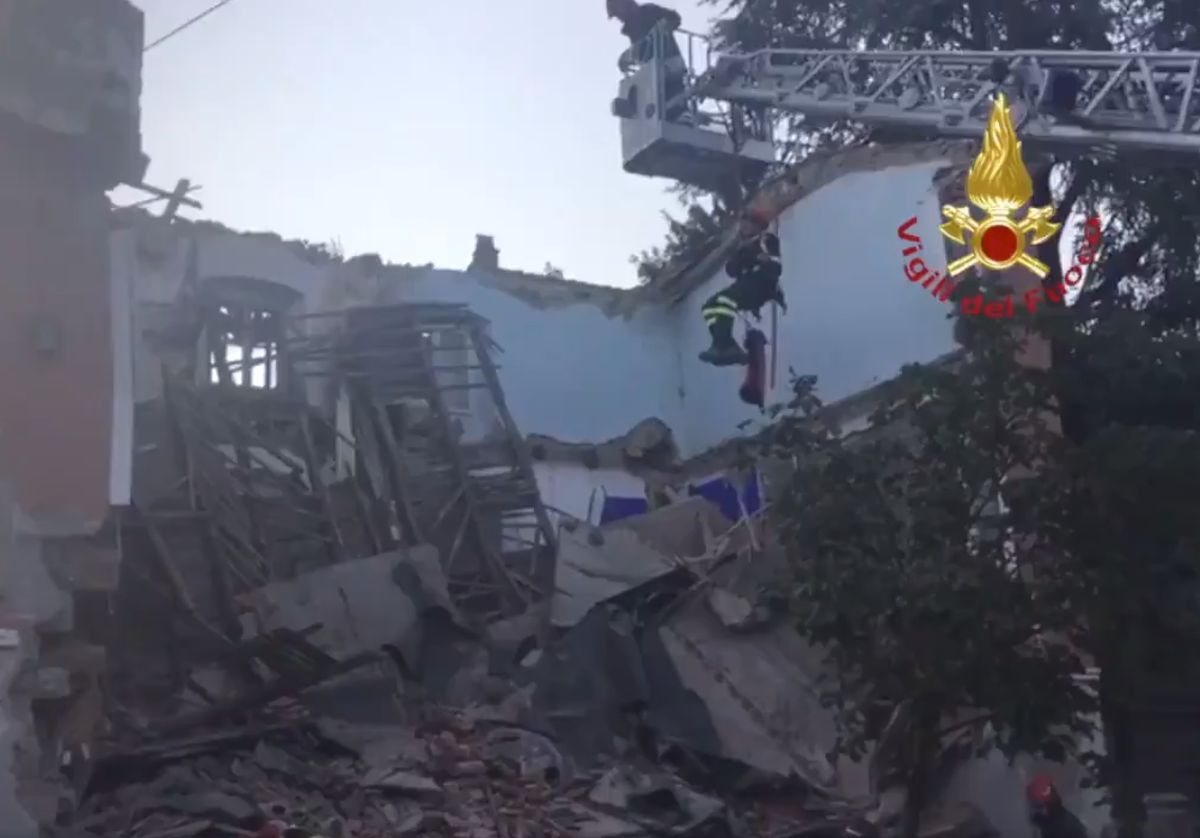 Crolla palazzina a Gorizia, si cercano tre persone