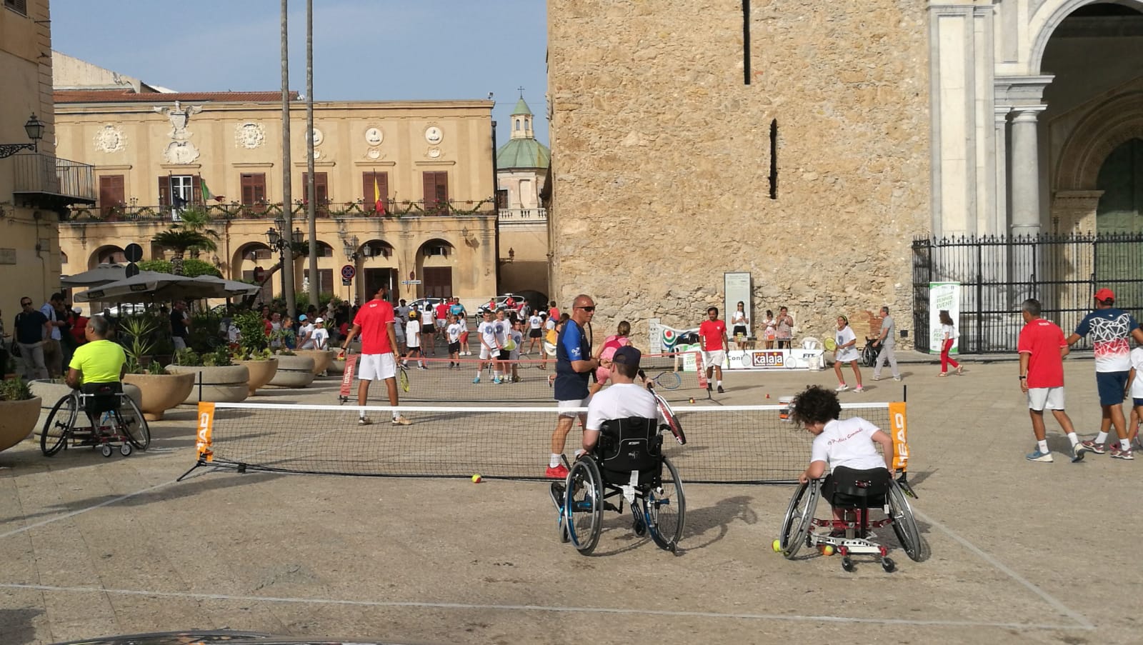 Tennis in piazza a Monreale in vista dei 30^ Palermo Ladies Open: tantissima gente ma anche una coppia di sposi