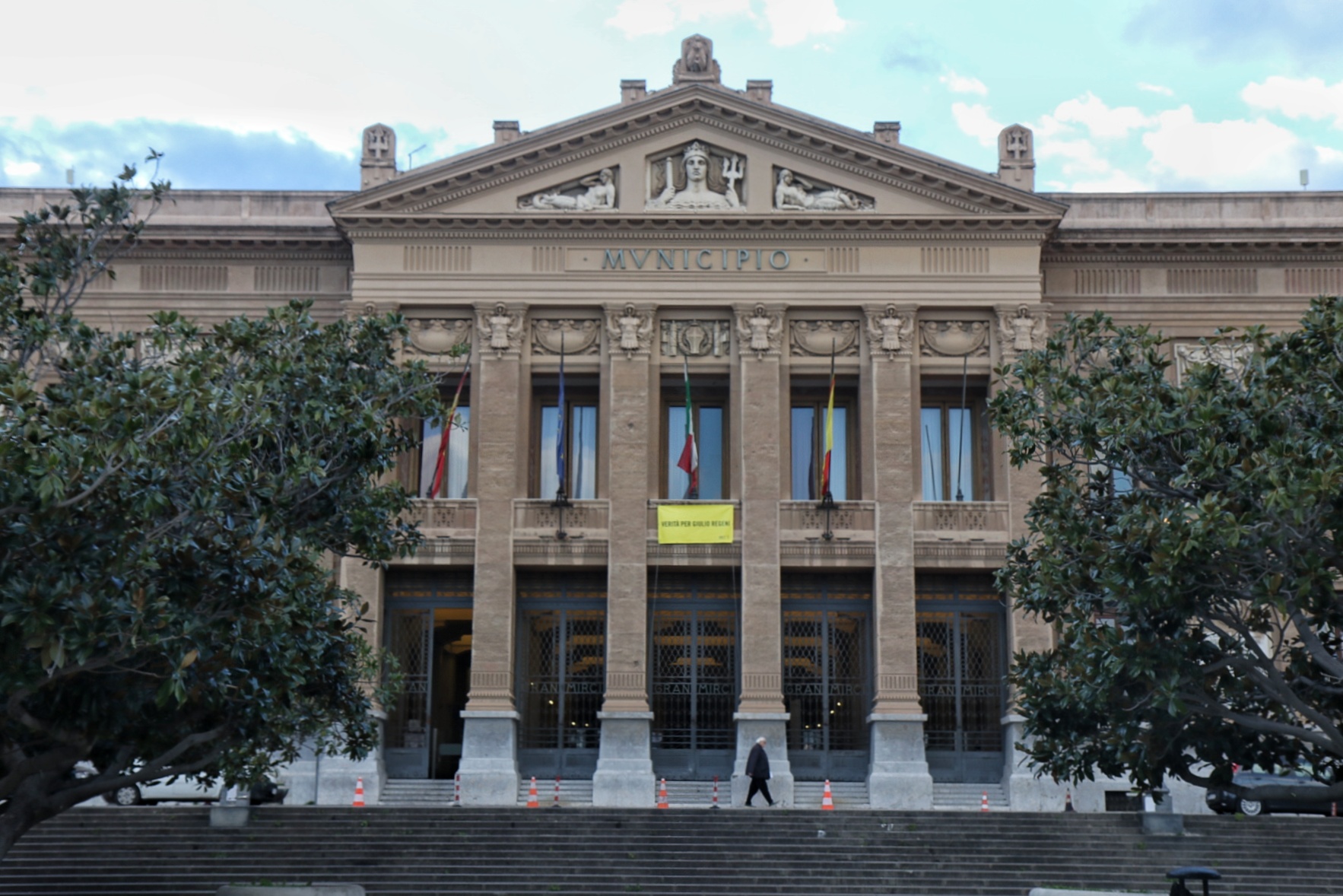 Sindaco di Messina chiude gli alimentari: Razza lo “riprende”