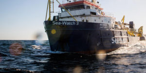 Sea Watch con 194 persone a Messina