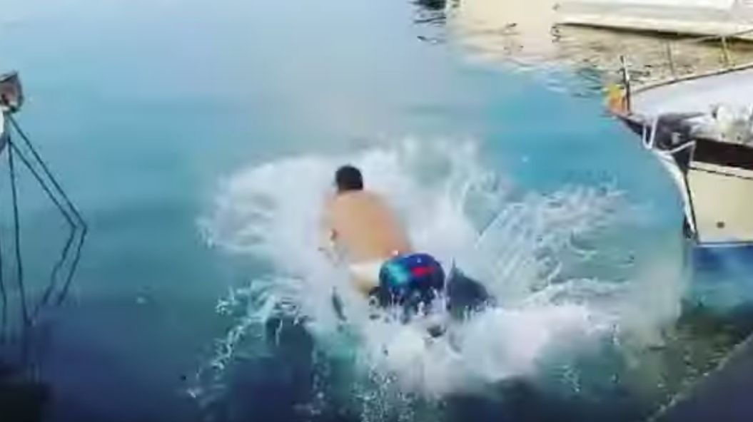 Scooter in mare per scommessa, denunciato Balotelli