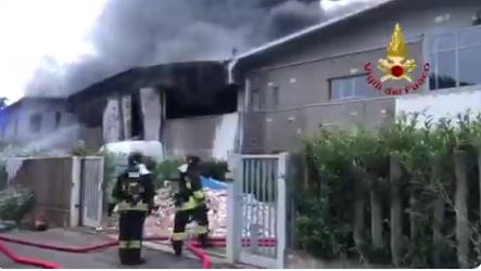 Incendio in un deposito di rifiuti speciali nel milanese