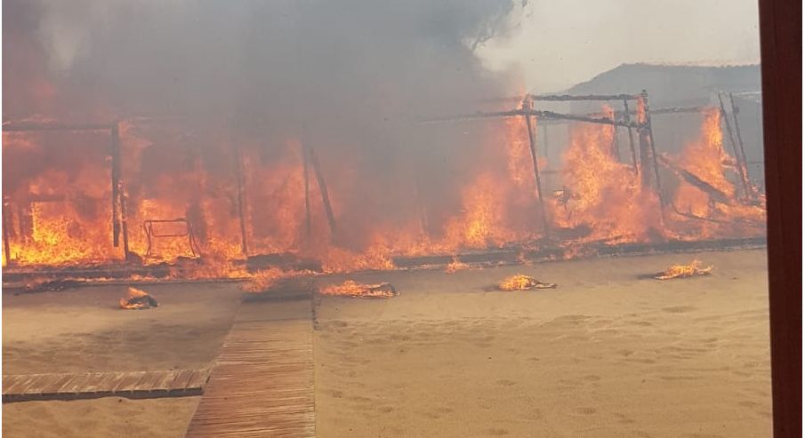Brucia un lido, bagnanti in fuga a Catania