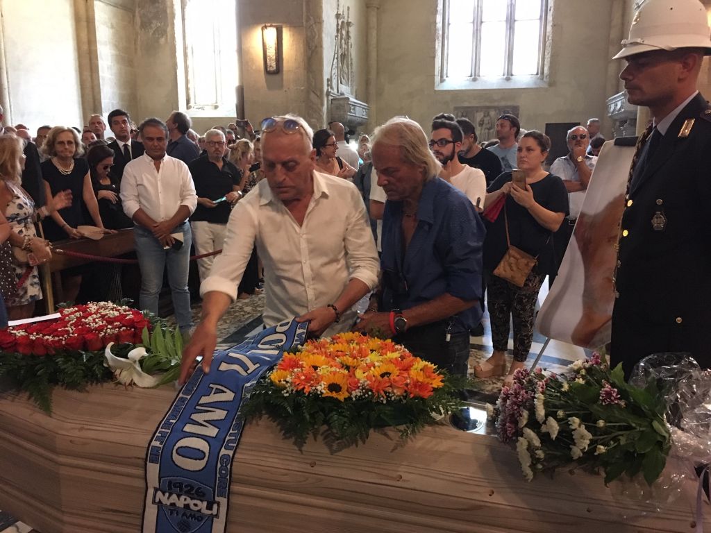 Folla e commozione a Napoli per l’addio a De Crescenzo