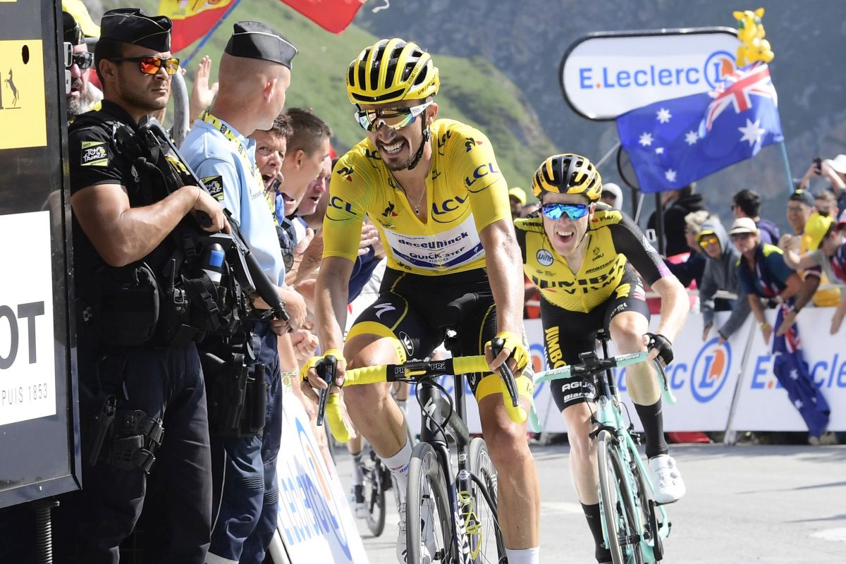Simon Yates brilla sui Pirenei, Alaphilippe trema ma resta giallo
