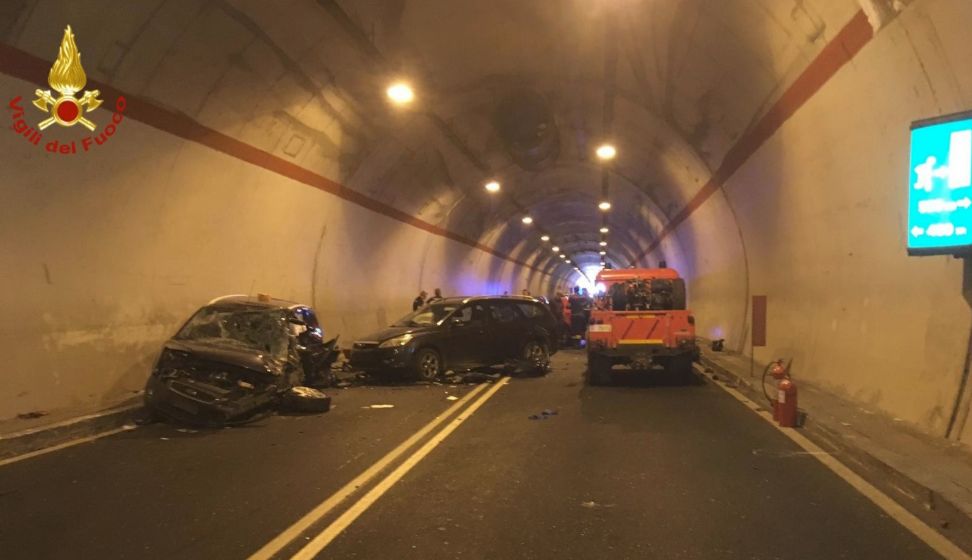 Un uomo e la figlia di pochi mesi muoiono in un incidente stradale