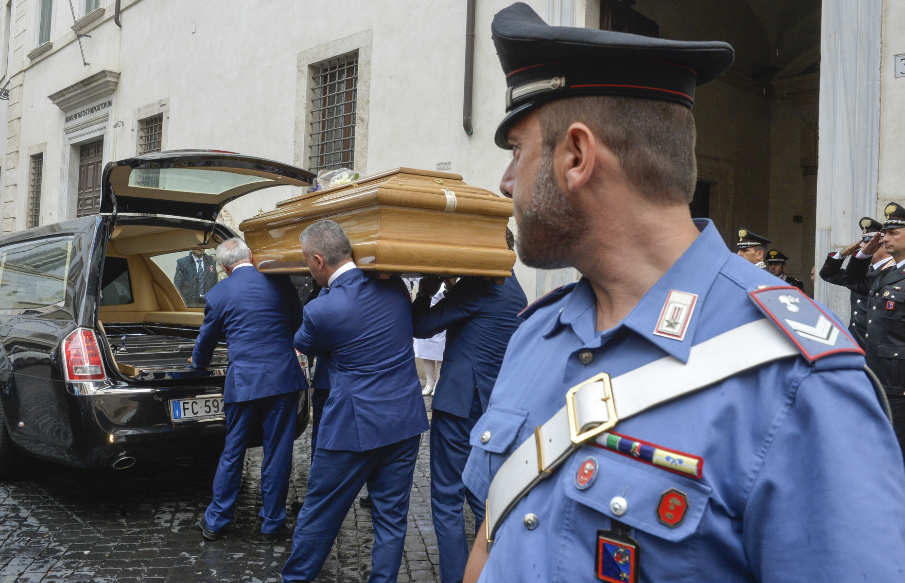 Folla e commozione ai funerali del vicebrigadiere ucciso