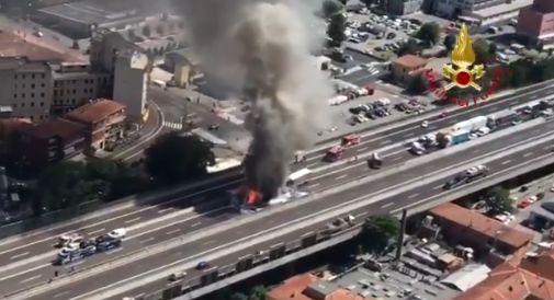 TIR in fiamme su raccordo Bologna, un morto