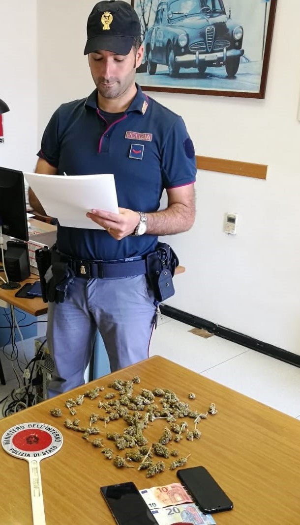 Spacciatore arrestato a Palermo dopo la fuga nel quartiere Noce