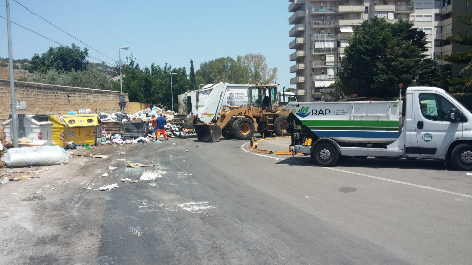 Palermo sommersa dai rifiuti, la Rap: “Domenica fine emergenza”
