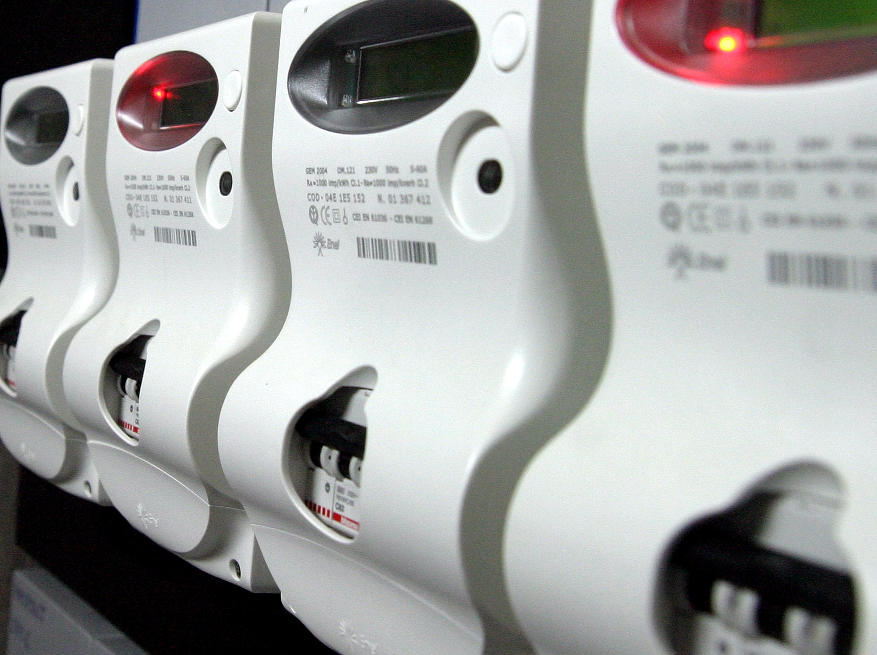 L’ombra lunga dei ladri della luce, pene lievi e multe che nessuno paga