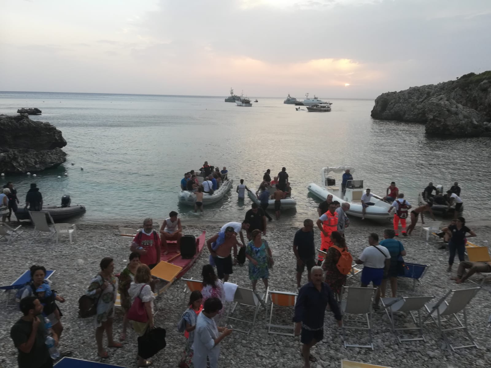 Scirocco e incendi in Sicilia, a San Vito Lo Capo salvataggi via mare